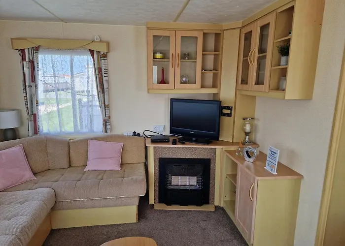 8 Birth Caravan On The Chase Close To Amenities And 5 Mins Walk From Beach