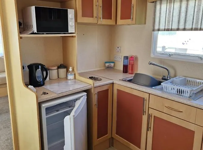 8 Birth Caravan On The Chase Close To Amenities And 5 Mins Walk From Beach