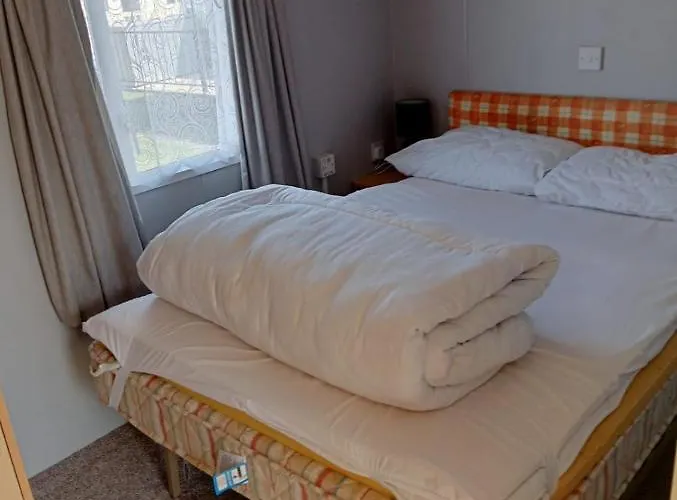 8 Birth Caravan On The Chase Close To Amenities And 5 Mins Walk From Beach