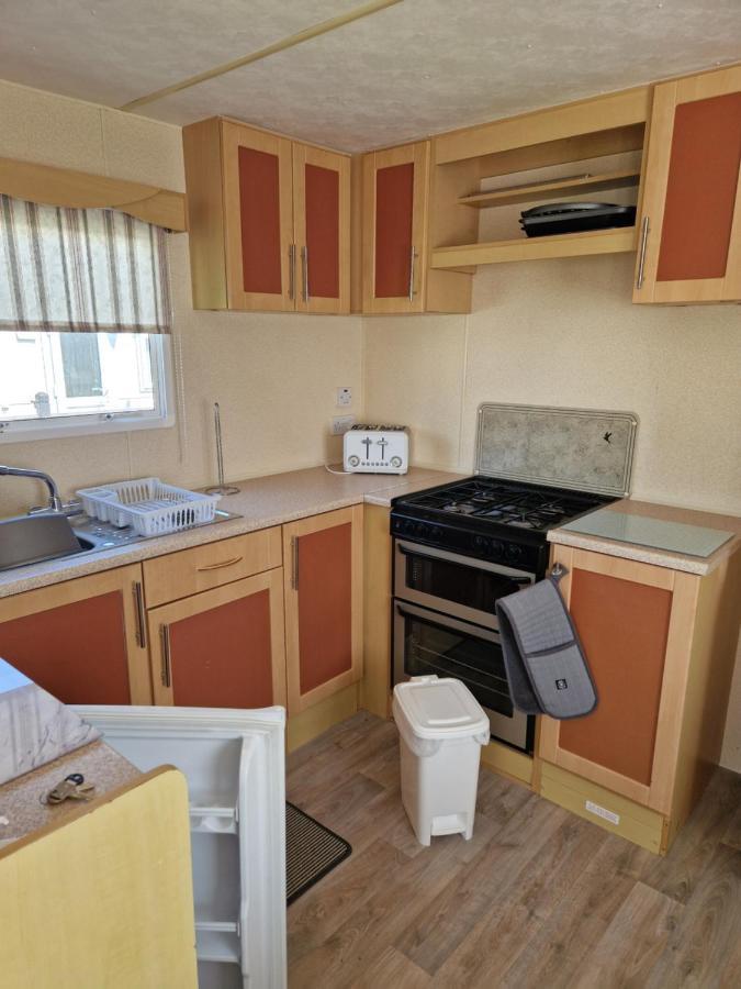 8 Birth Caravan On The Chase Close To Amenities And 5 Mins Walk From *