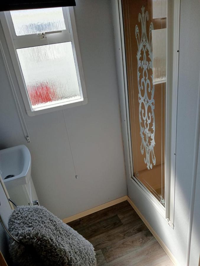 8 Birth Caravan On The Chase Close To Amenities And 5 Mins Walk From Apartment
